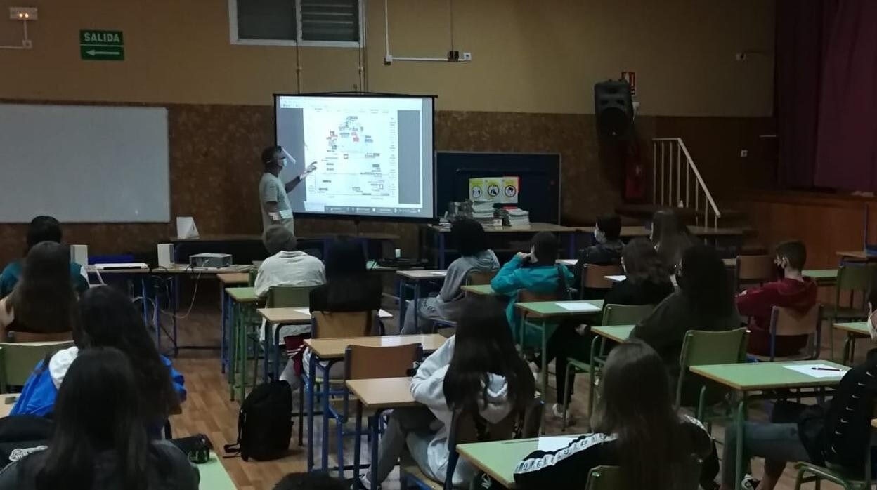 La Asociación de la Prensa de Cádiz analiza con alumnos de Secundaria el Derecho a la Información en tiempos de crisis