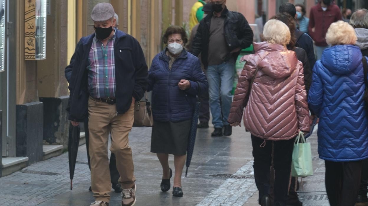 Gaditanos con mascarilla en Cádiz capital.