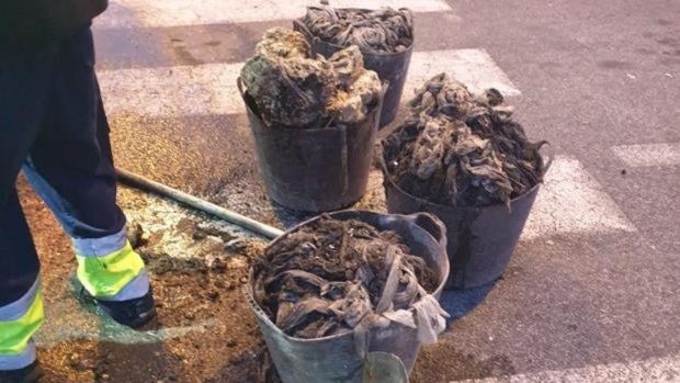 Aguas de Cádiz extrae unos 400 kilos de residuos al día en la limpieza del colector de La Paz