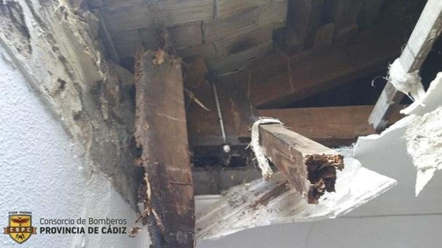 Se desploma el techo de una vivienda con un aislado por Covid dentro