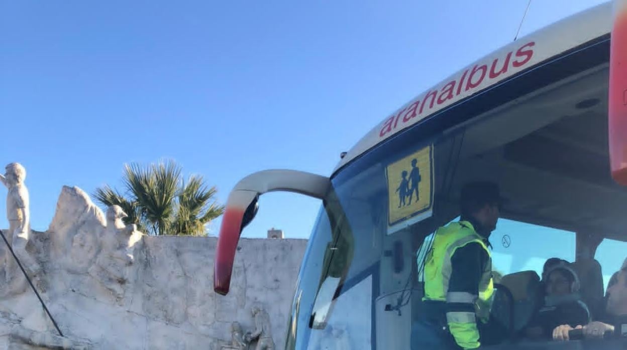 Un agente de la Guardia Civil inspecciona un autobús de pasajeros