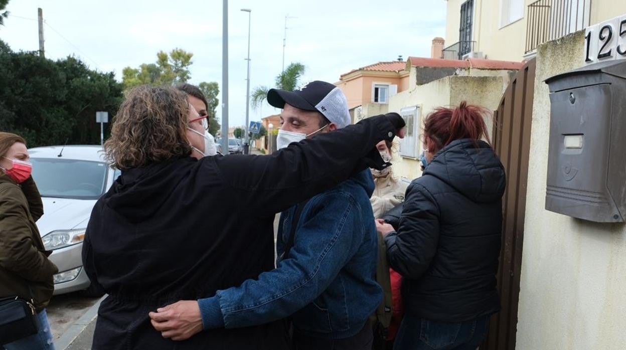 La familia llega a su casa de Puerto Real tras recoger al chico en Madrid.