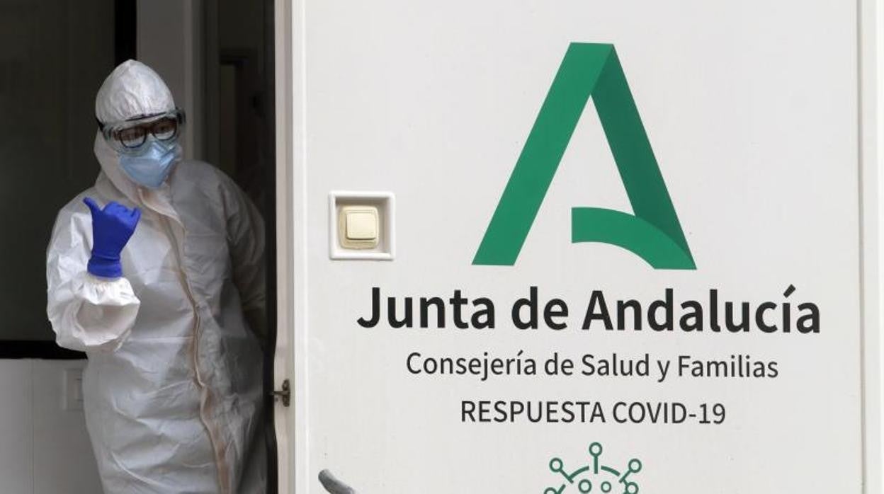 Un sanitario en el tráiler Covid dispuesto para los test de antígenos