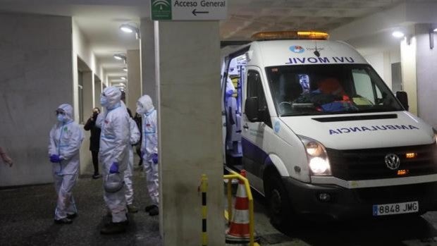 Medio centenar de pacientes de coronavirus reubicados y 31 profesionales asistidos por el incendio en el Hospital Puerta del Mar