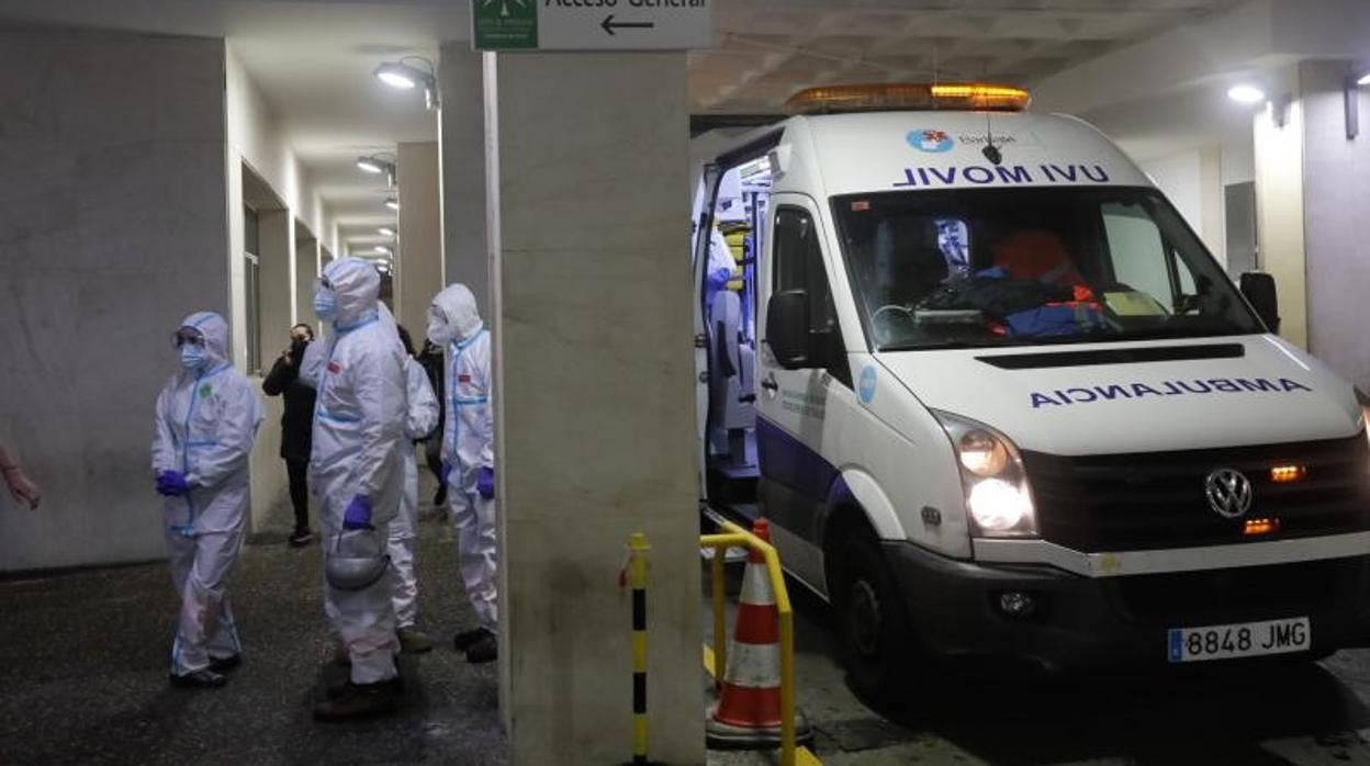 Sanitarios con EPI, ayer durante el traslado del supuesto autor del incendio.