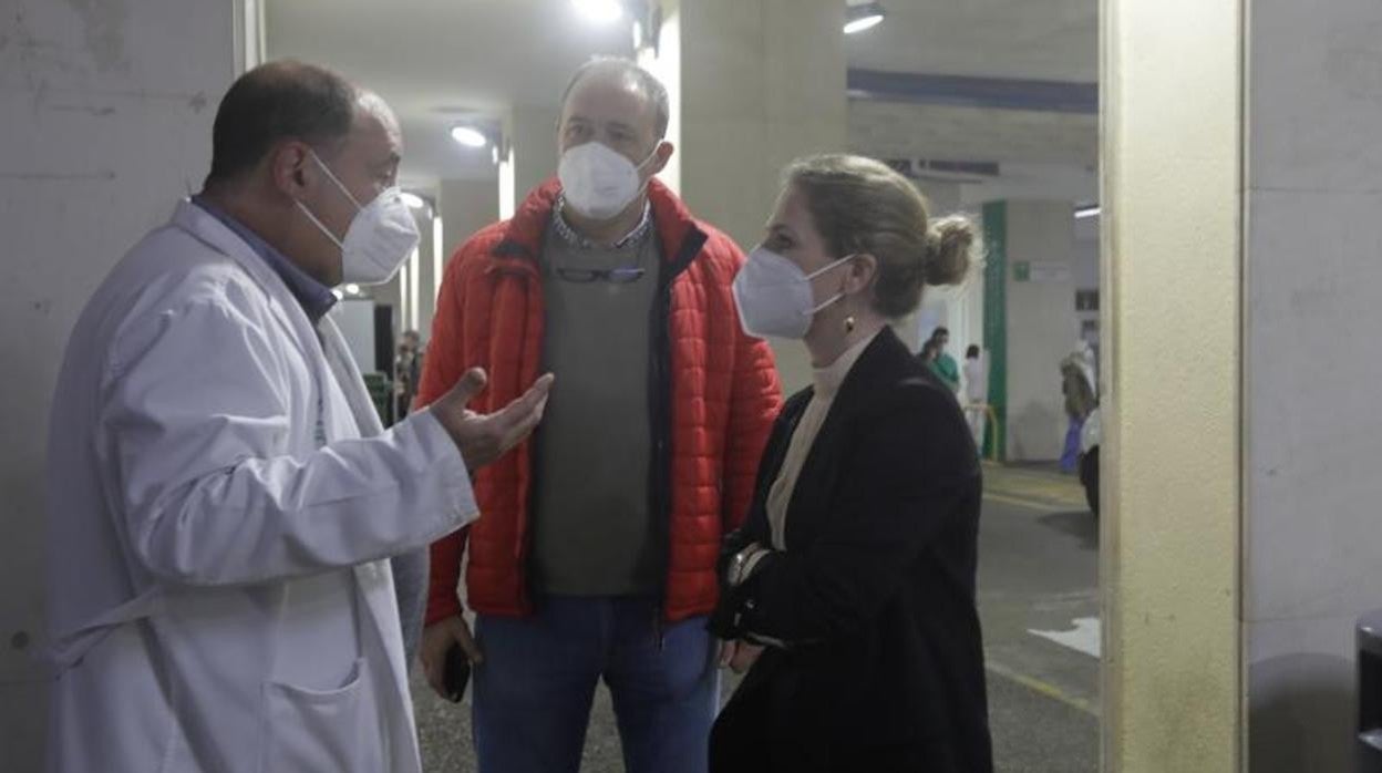 La delegada de la Junta en Cádiz conversa con el gerente del Puerta del Mar.