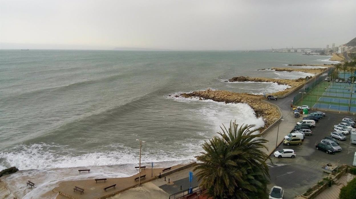 Aviso naranja este domingo por oleaje y amarillo por fuertes rachas de viento