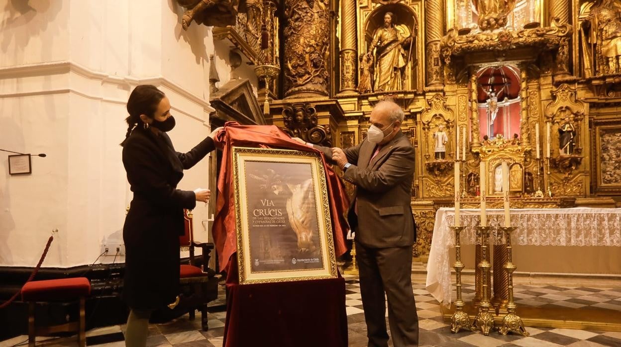 Lola Cazalilla y Juan Carlos Jurado descubrieron el cartel del Vía Crucis