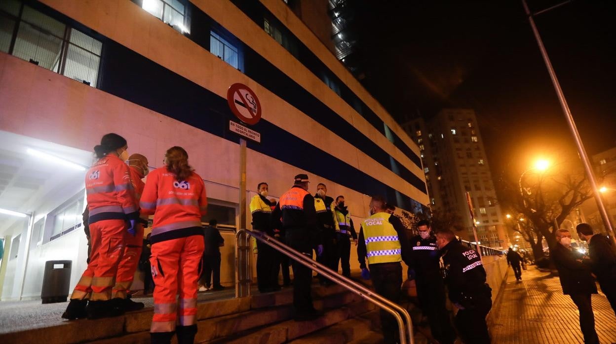 Varios Policías Locales durante el incendio registrado en el Hospital.