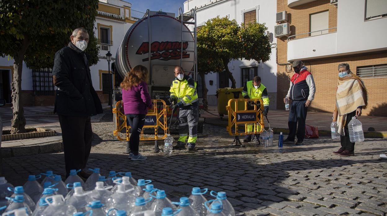 Vecinos de Marchena acuden al camión cisterna a recoger agua durante la crisis del benceno en el mes de diciembre