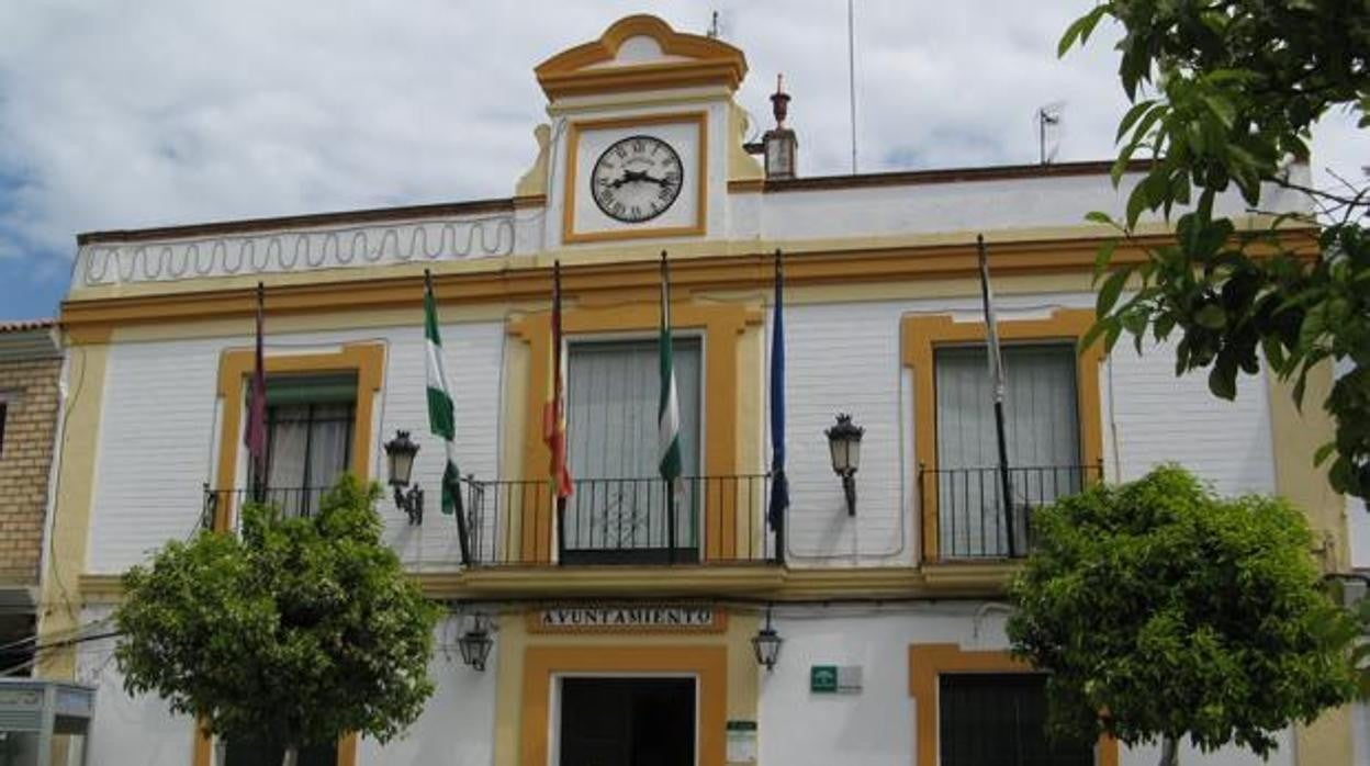 Fachada principal del Ayuntamiento de Carrión de los Céspedes