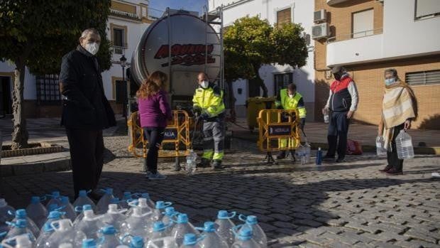 Sanidad levanta las restricciones dos días después y declara el agua de Marchena apta para el consumo