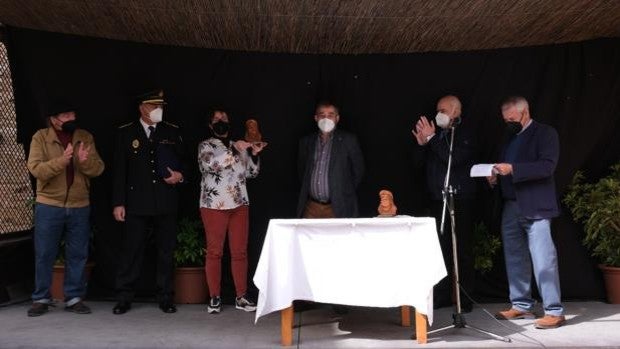 La Peña Paco Alba sustituye su Panizada por un homenaje a la Policía Local