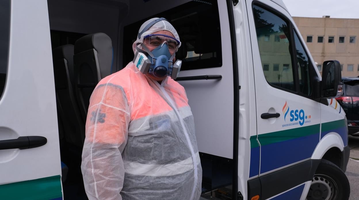 En conductor de ambulancias Juan Manuel Braza.