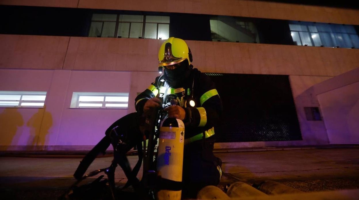 Parte de los efectivos que actuaron en el incendio, ayer en el parque de bomberos de Cádiz.