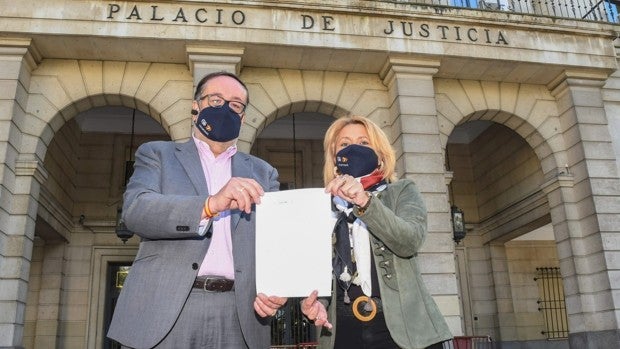 El PP denuncia la adjudicación de un contrato a dedo en Espartinas al líder socialista de Fuengirola