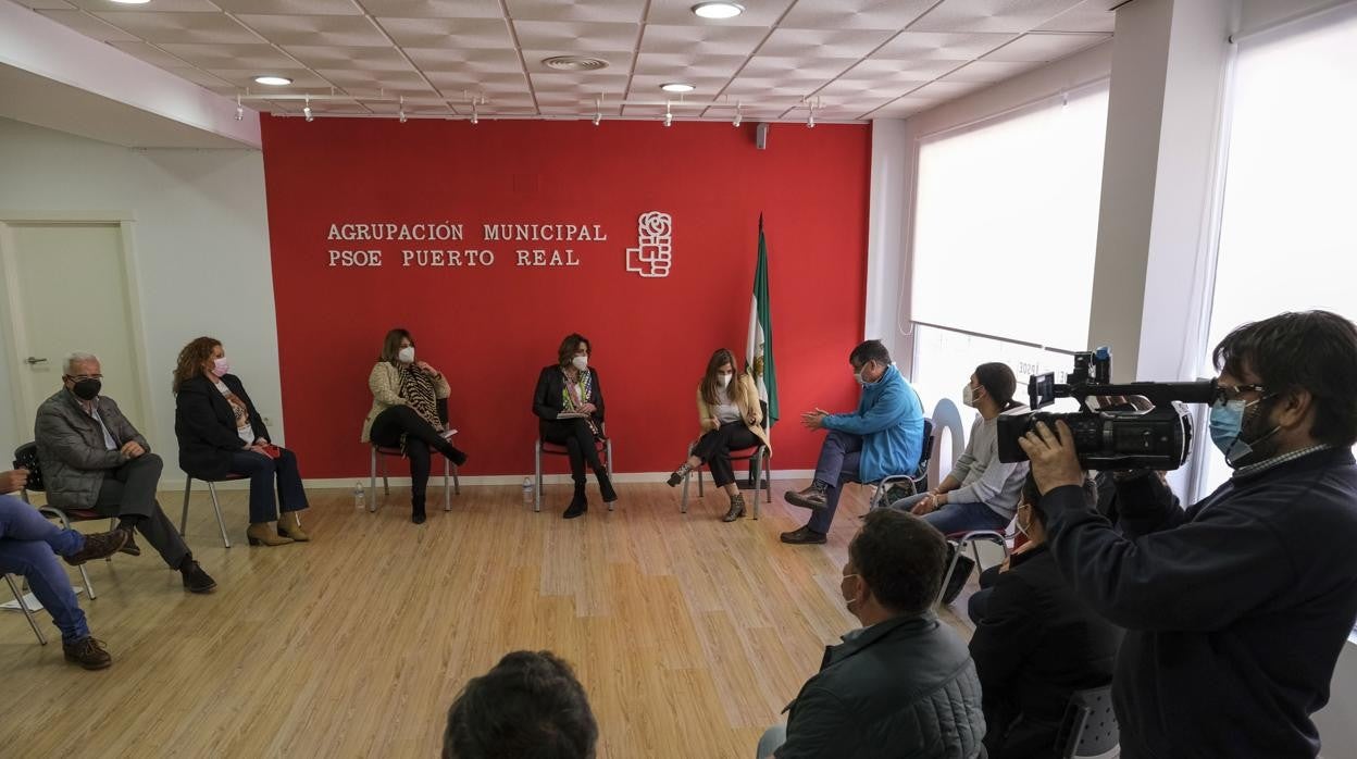 Momento de la reunión que ha mantenido Susana Díaz en Puerto Real con los comités de Airbus