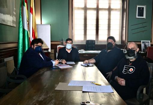 Un instante de la reunión de los representantes locales con los hosteleros de Utrera