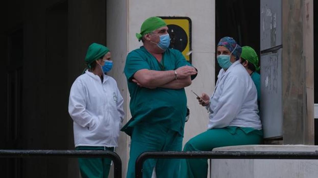 Varios sanitarios en las puertas del Hospital Puerta del Mar de Cádiz.