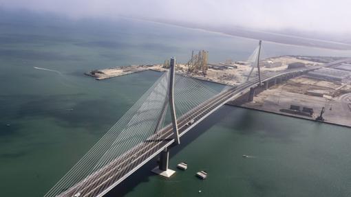 Imagen aérea del puente Constitución de 1812, entre Cádiz y Puerto Real.