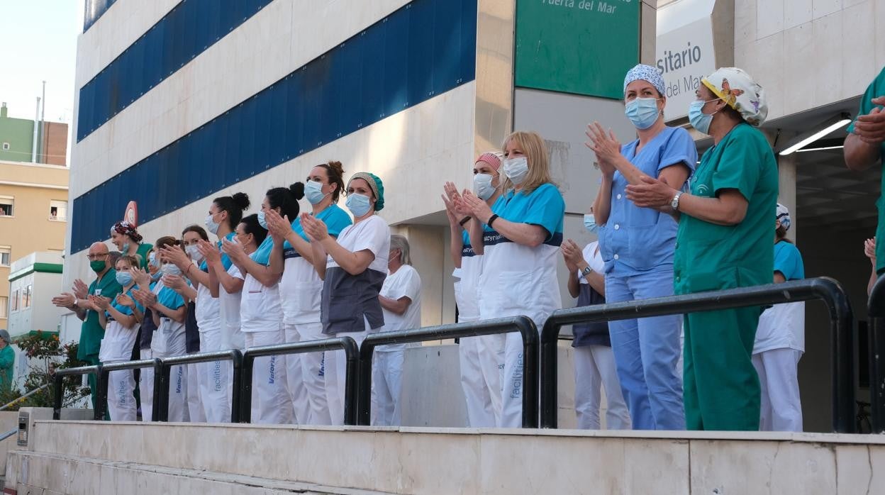 Aplausos en el Hospital Puerta del Mar de Cádiz durante la primera ola.