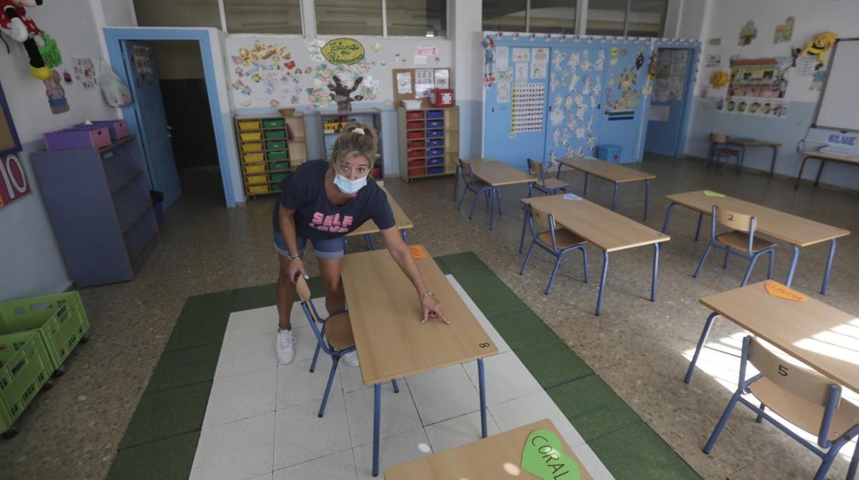 Una docente prepara una clase para la llegada de los alumnos el pasado mes de septiembre