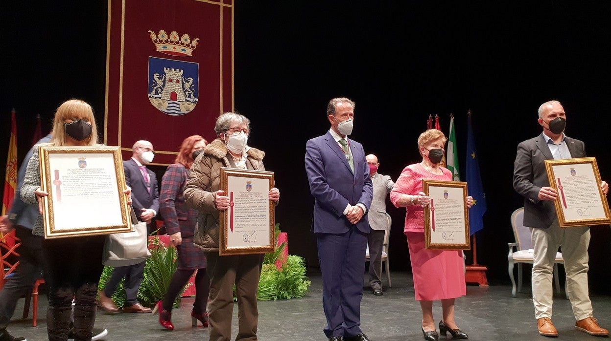 Las Insignias de Oro de Sancti Petri 2021 junto al alcalde de Chiclana