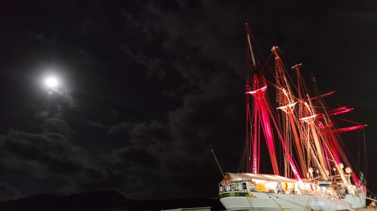 El Juan Sebastián de Elcano atracado en Guam.