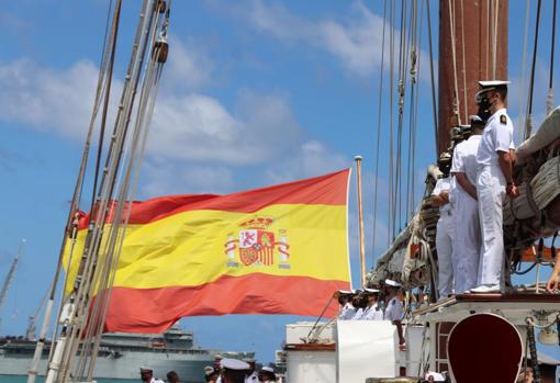 Formación de los guardiamarinas a la llegada a puerto.