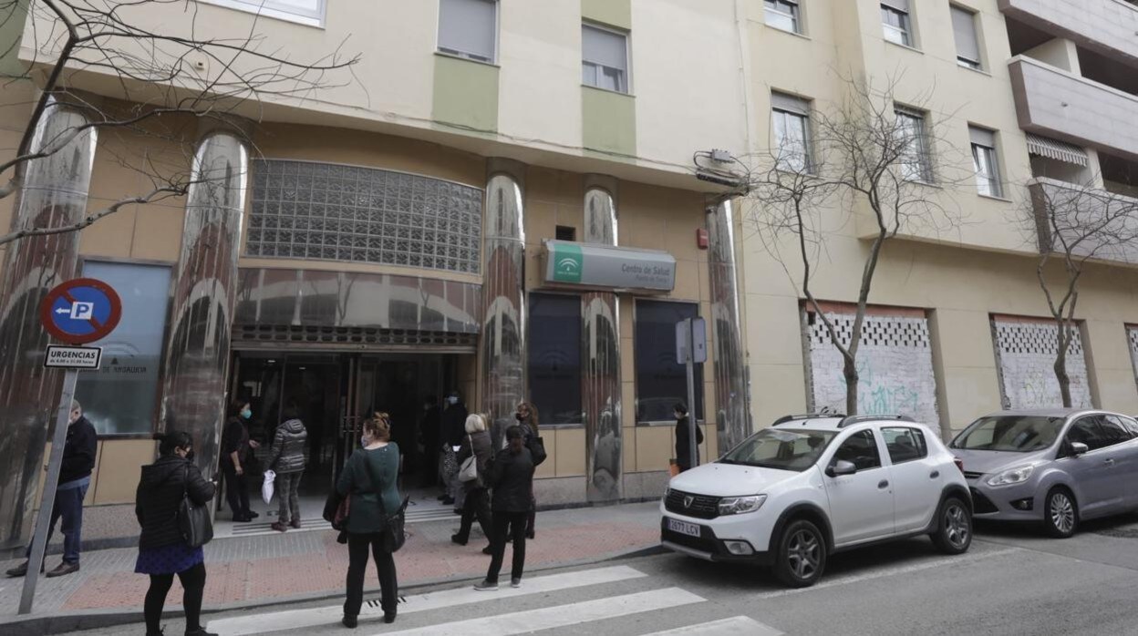 Varios usuarios esperan fuera de un centro de salud de Cádiz. F. Jiménez