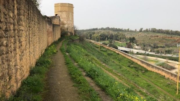 La ladera del castillo de Alcalá de Guadaíra se convertirá en un paseo ajardinado