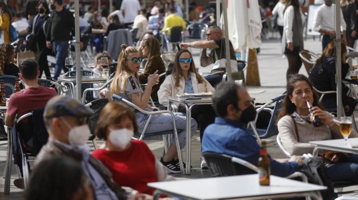 Ambiente en una de las terrazas de un bar