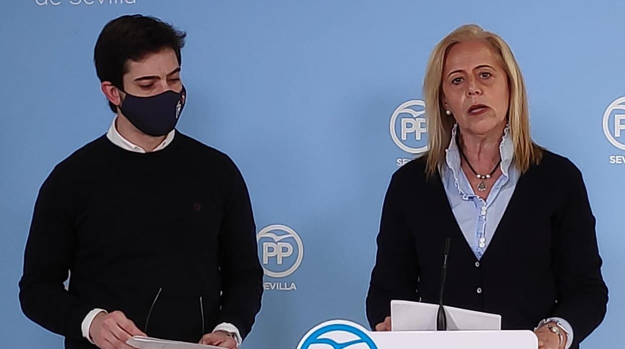 La portavoz del PP en el Ayuntamiento de Bormujos, Dolores Romero, y el concejal y diputado provincial, Luis Paniagua