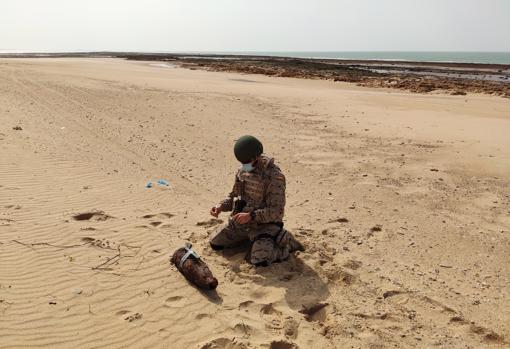 La Armada neutraliza un proyectil en la playa de Torregorda