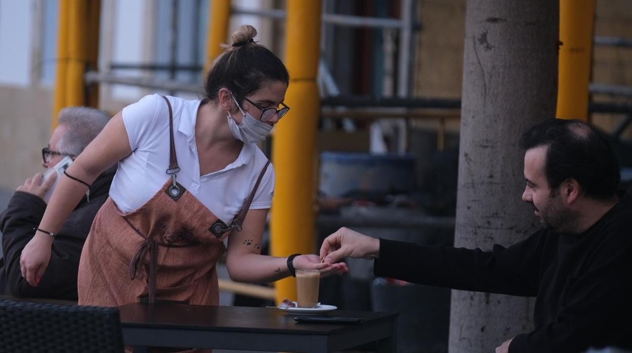 «Los costes fijos nos comen y la situación es insostenible para el comercio y la hostelería de Cádiz»