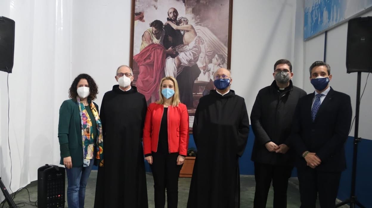 Foto de familia de las autoridades durante la inauguración del Centro de Atención Social