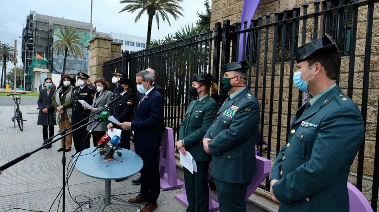 Pacheco ha presidido el acto del Día Internacional de la Mujer en el exterior del edificio de la Subdelegación del Gobierno.