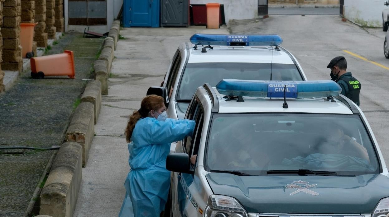 Los agentes de la Guardia Civil reciben la primera dosis de la vacuna en la Casa del Niño Jesús de Cádiz