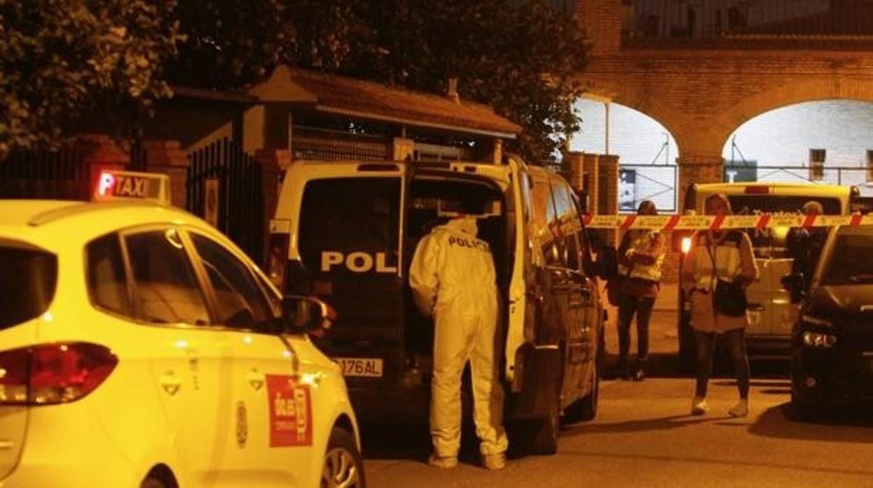 La Policía Nacional en la puerta de la vivienda familiar donde ocurrieron los hechos en enero de 2019