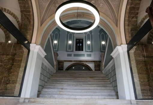 La escalera imperial da paso a un interesante maridaje de estilos isabelino, neomudéjar, tradicional andaluz
