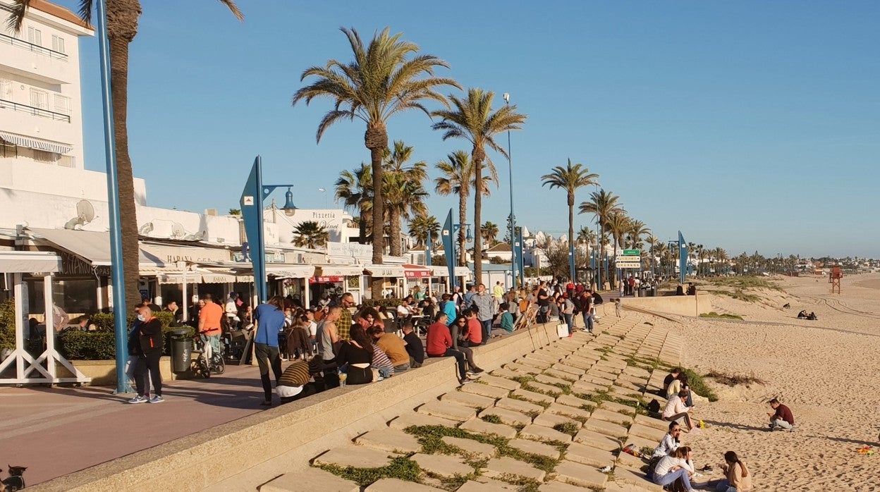 Chiclana ha aprovechado el buen tiempo para disfrutar de las terrazas de La Barrosa