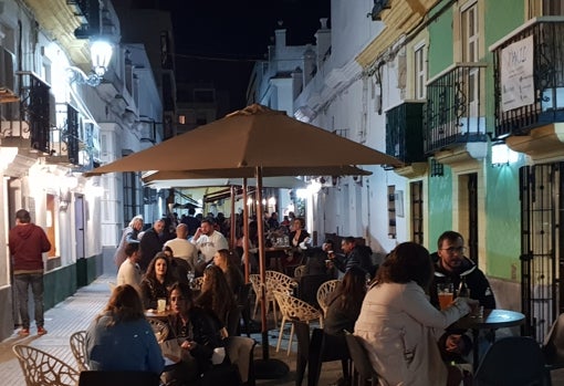 Las terrazas de San Fernando volvieron a llenarse en la tarde noche