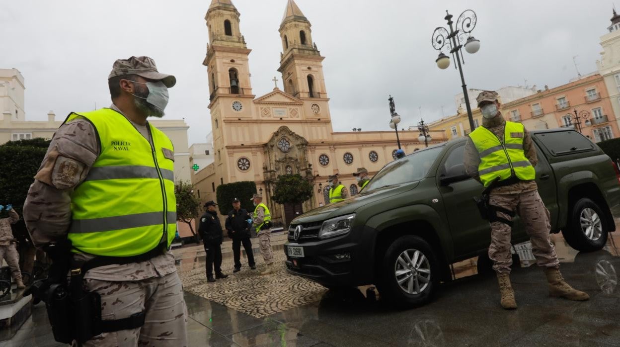 Los militares controlan y desinfectan las calles y plazas de San Antonio, en Cádiz capital, en marzo del pasado 2020.