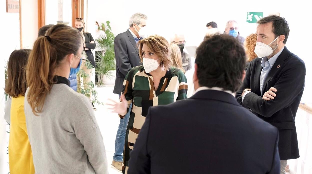 Susana Díaz con el alcalde de Tarifa, Francisco Ruiz Giráldez.