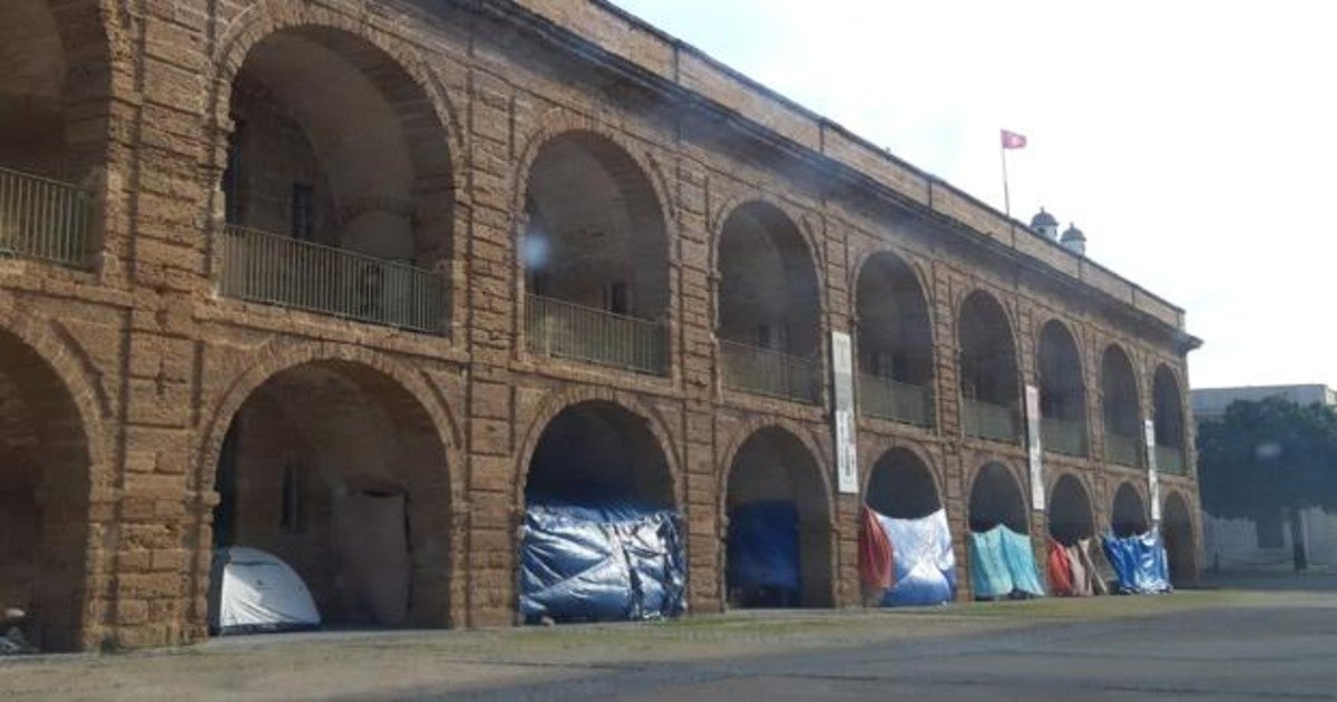 Este martes aún se podían ver las lonas de los ‘sin techo’ en las bóvedas de Santa Elena. ::