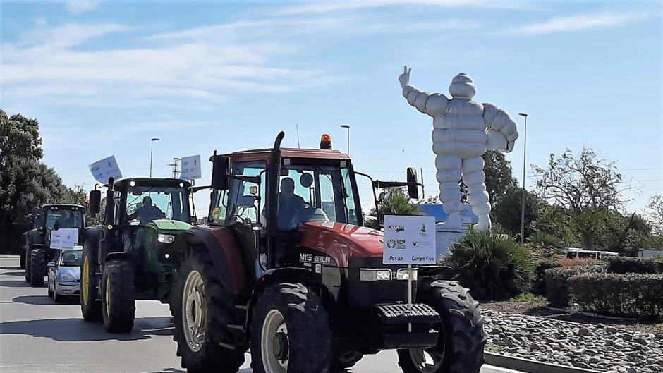 Más de un centenar de vehículos y tractores se manifiestan por Jerez contra el decreto de convergencia de la PAC