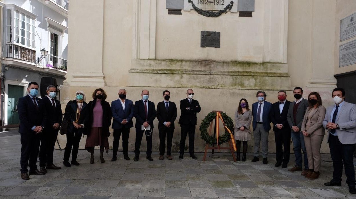 El Ayuntamiento ha organizado una ofrenda floral en el exterior del Oratorio de San Felipe.