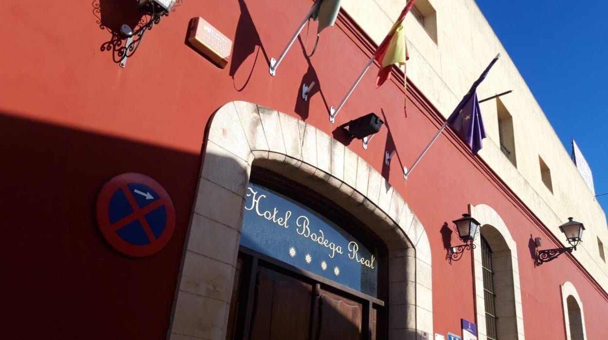 El Hotel Bodega Real, en El Puerto, ha colgado el cartel de 'Se vende'.