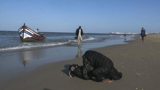 ¿Por qué las pateras han cogido rumbo de nuevo a Canarias y dejado atrás el Estrecho?