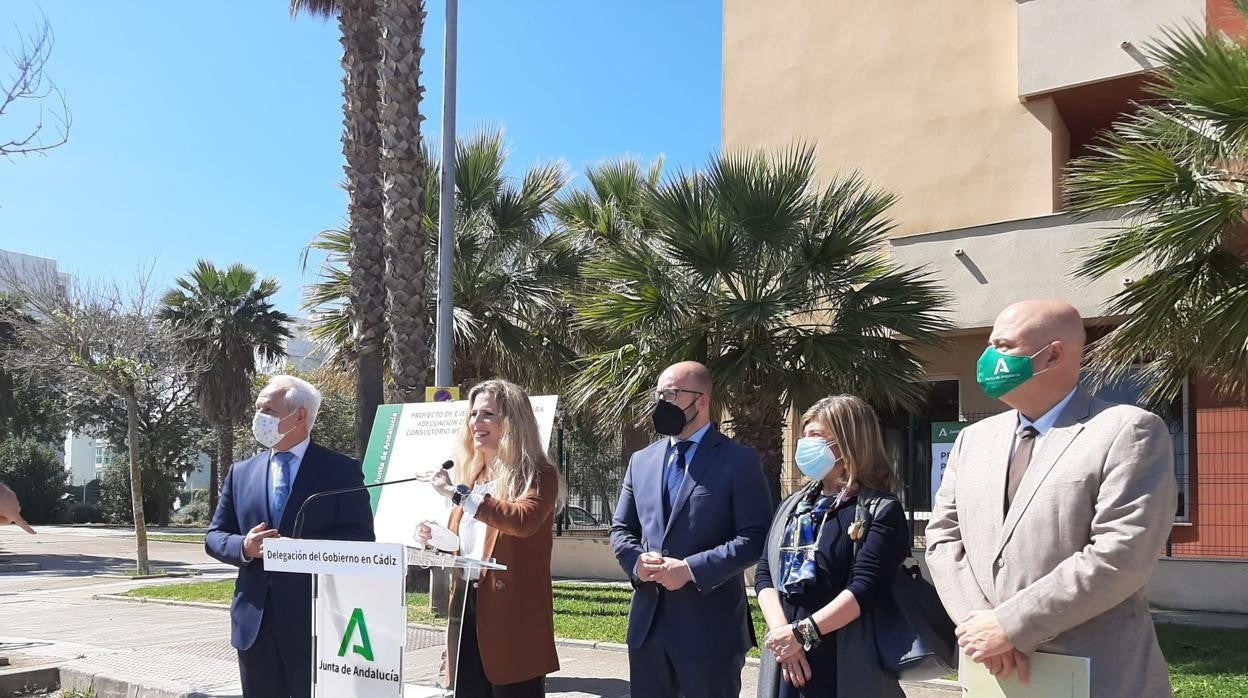 La delegada del Gobierno andaluz atendiendo a los medios en Valdelagrana, El Puerto.